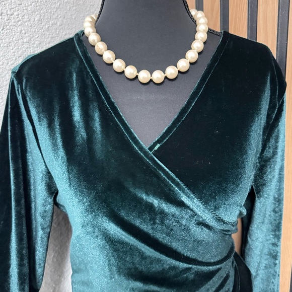 Elegant Emerald Green Velvet Wrap Dress - Picture 3 of 5